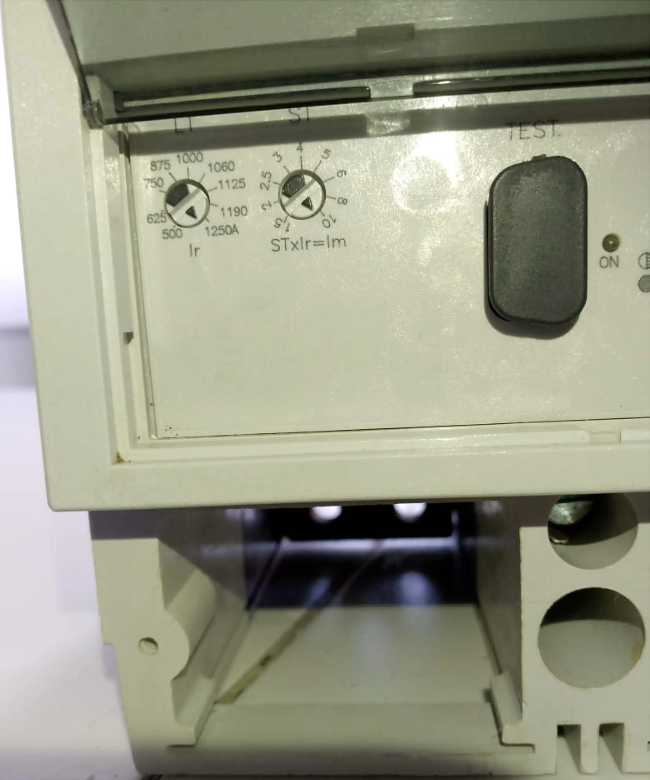 Breaker FK 3x1250A General Electric. Ajustable. Record Plus.