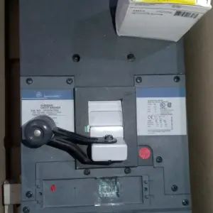 Breaker SKHA 3x800A. Marca: General Electric