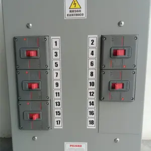 Chasis con Sobretapa NAB 518L sin espacio para Breaker Principal. Barra Principal: 400A.