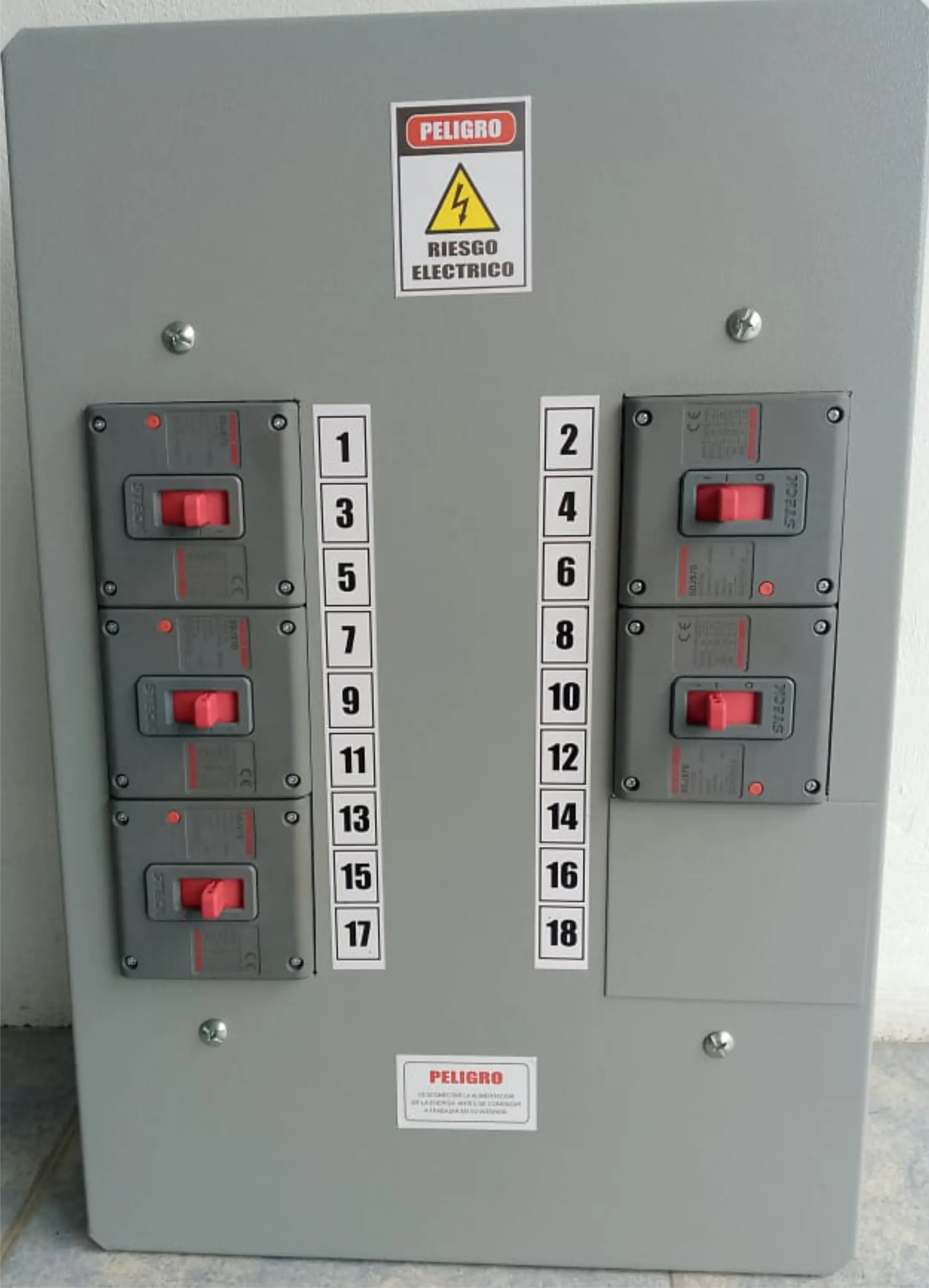 Chasis con Sobretapa NAB 518L sin espacio para Breaker Principal. Barra Principal: 400A.
