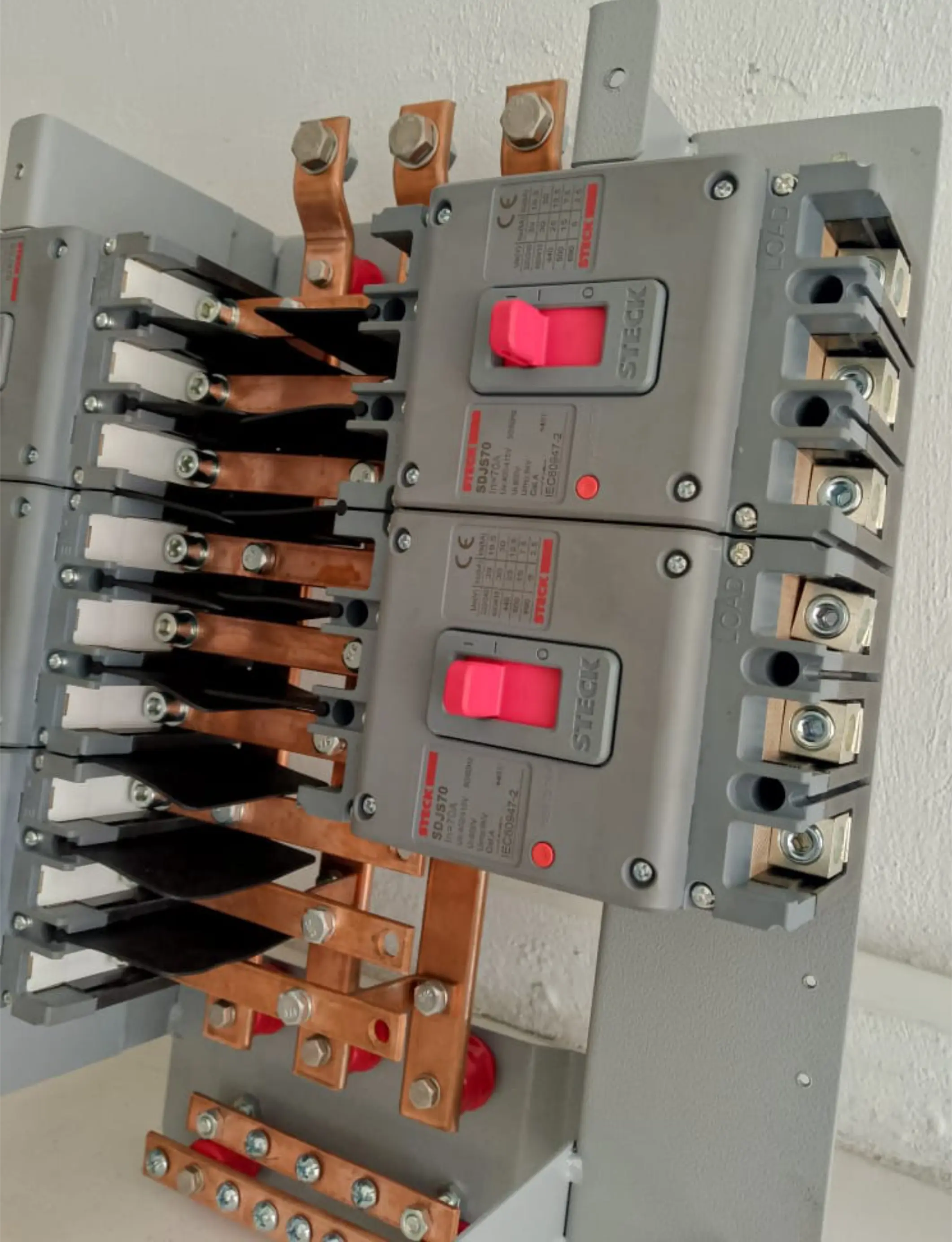 Chasis con Sobretapa NAB 518L sin espacio para Breaker Principal. Barra Principal: 400A.
