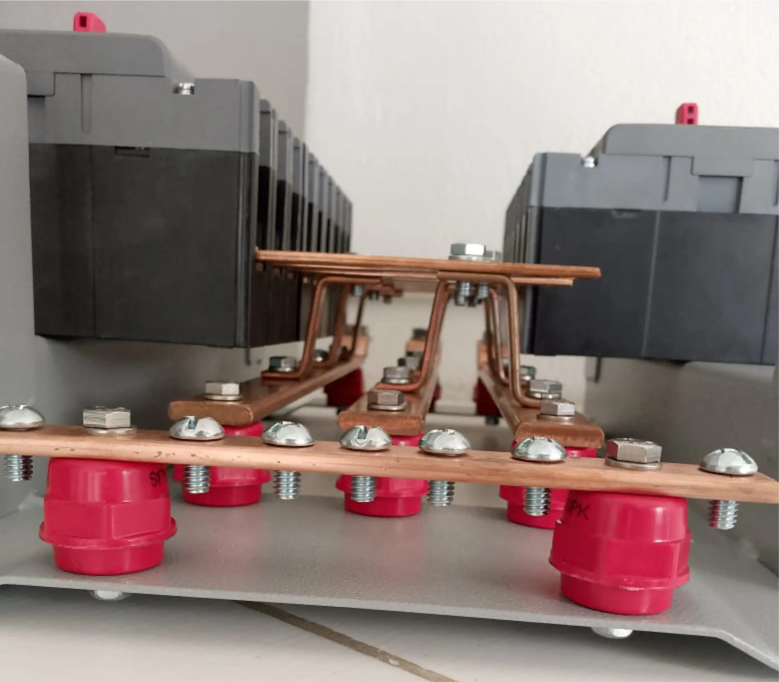 Chasis con Sobretapa NAB 518L sin espacio para Breaker Principal. Barra Principal: 400A.