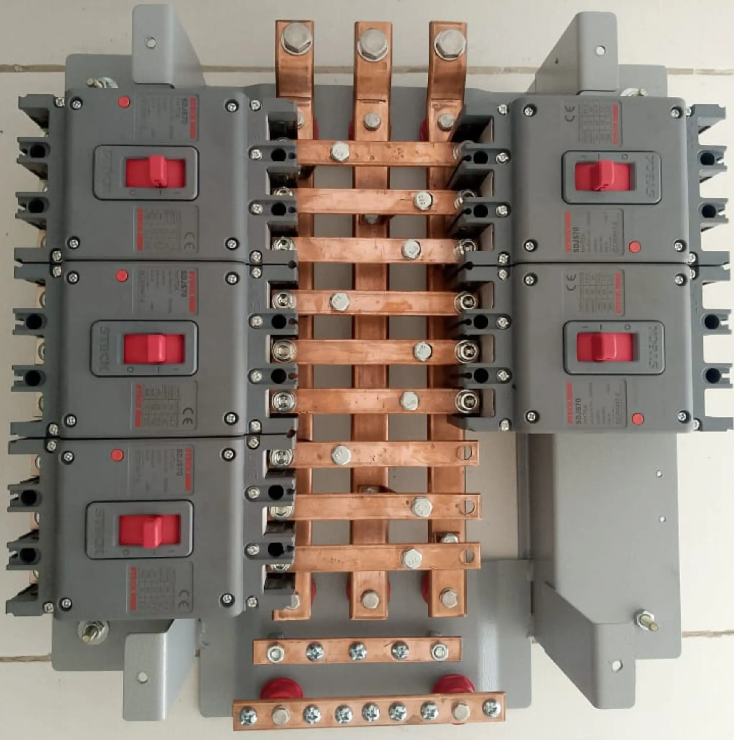 Chasis con Sobretapa NAB 518L sin espacio para Breaker Principal. Barra Principal: 400A.