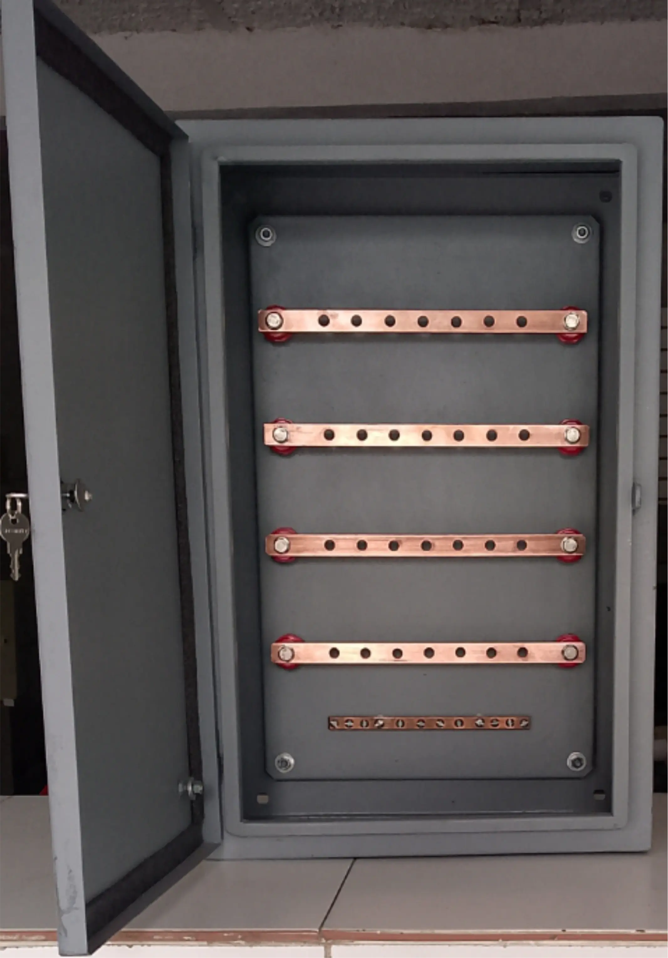 Gabinete Nema 12 con Barras de Cobre de 300A. + Barra de Tierra