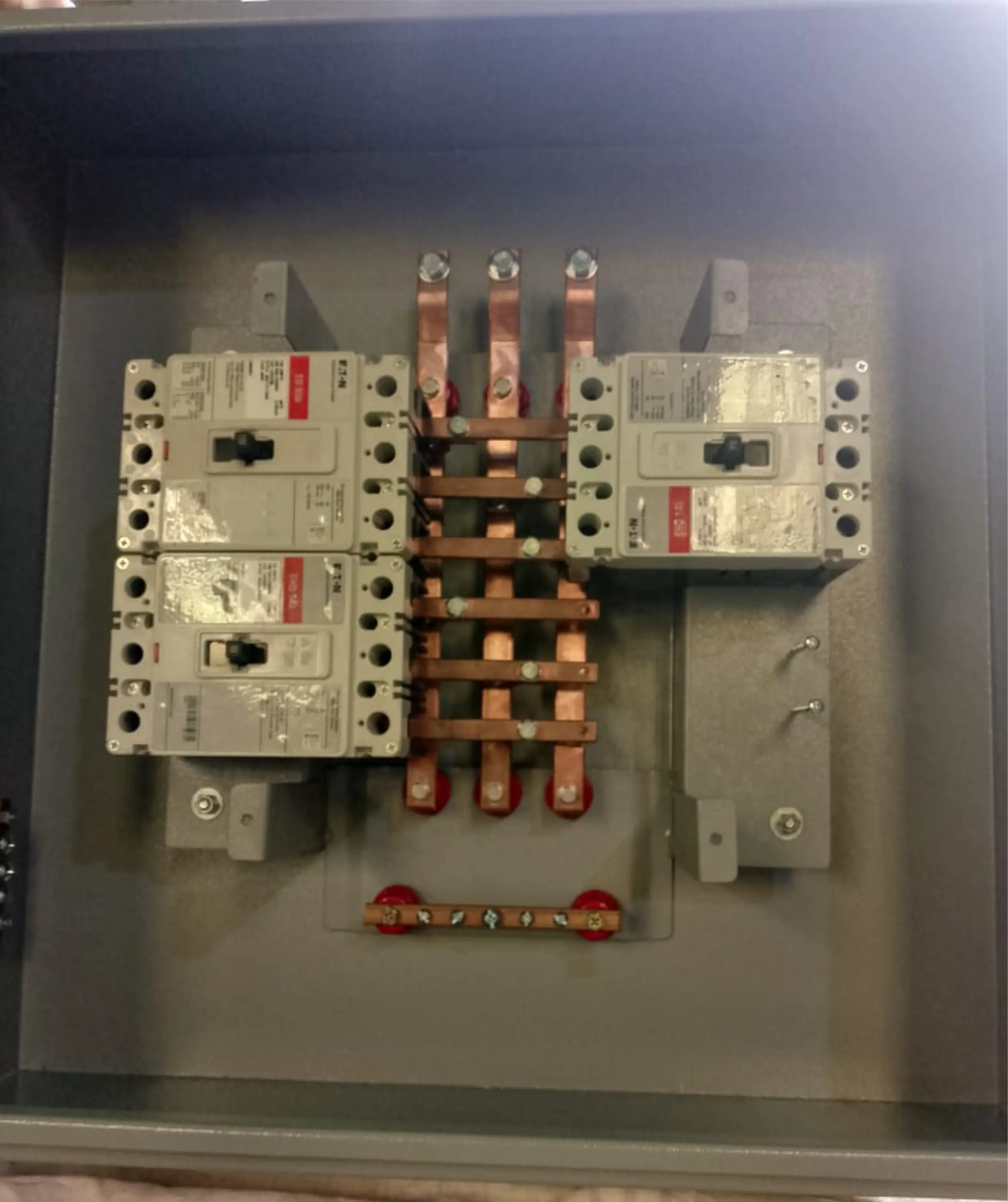 Tablero NAB-NHB 512L sin espacio para Breaker Principal. Barra Principal: 250A. Tensión: 208V o 480V.