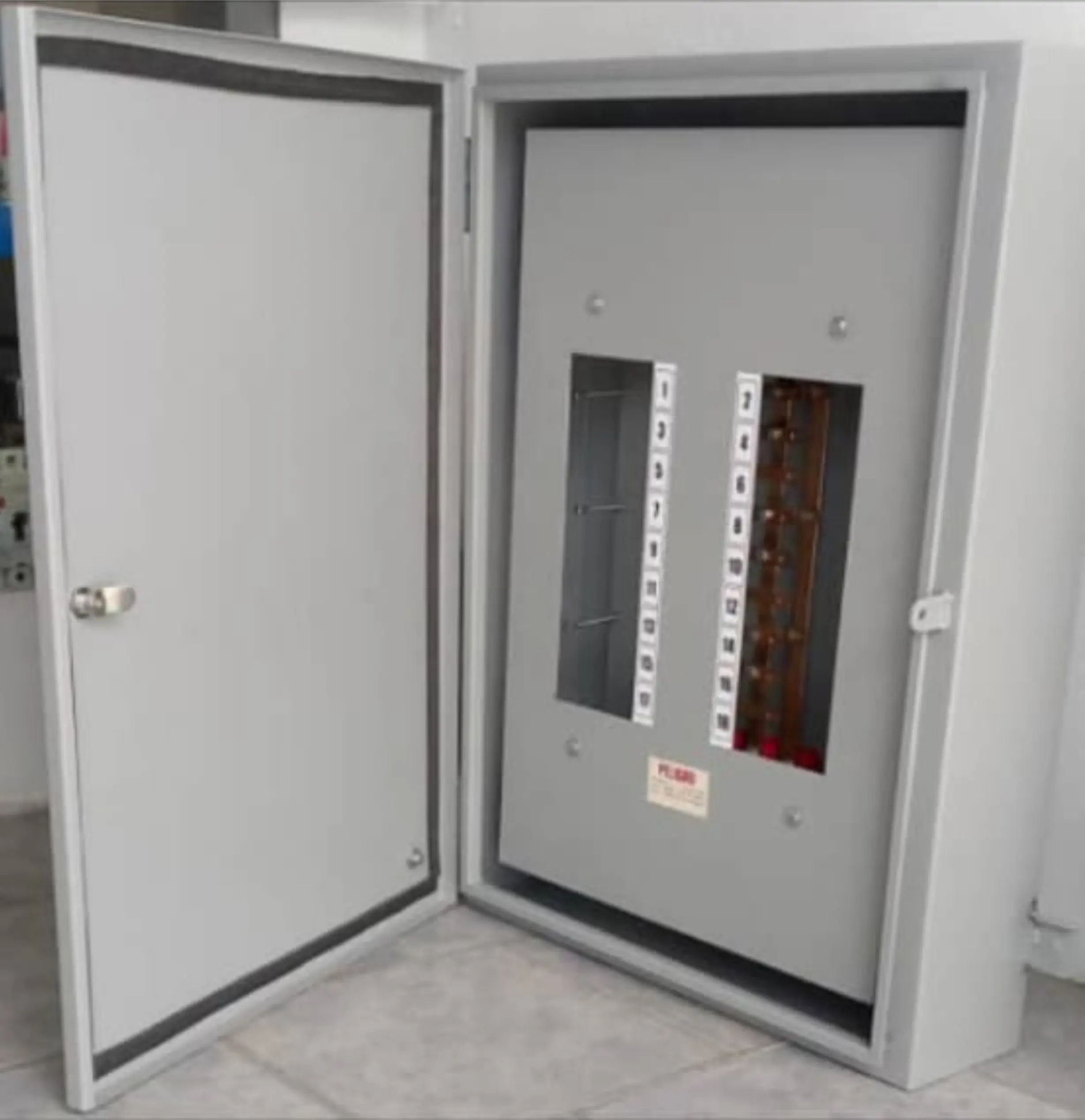 Tablero nab-nhb 518l sin espacio para breaker principal. barra principal: 250a. tensión: 208v o 480v.