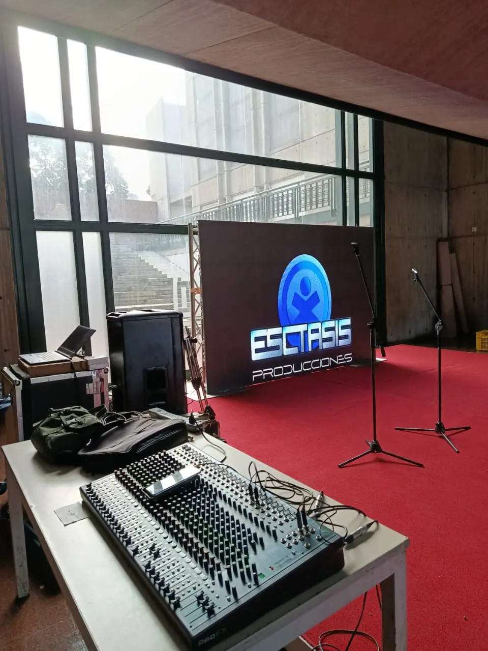 Pantallas y Sonido para eventos y conferencias