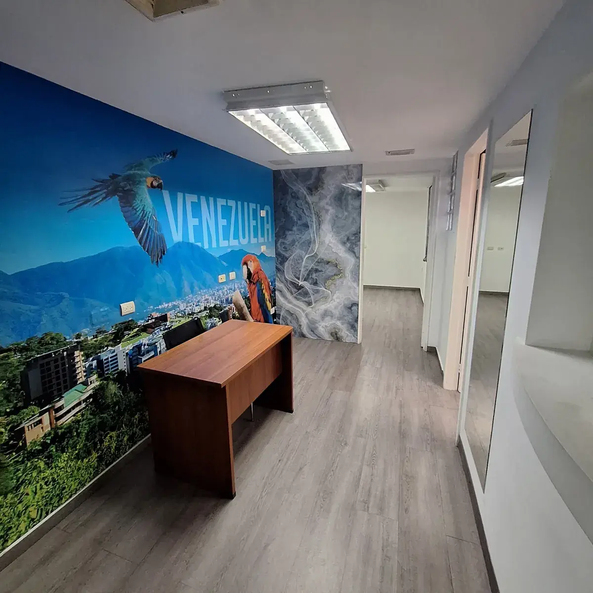 Alquilo Oficina En Las Mercedes, Calle Paris, 40mts2.