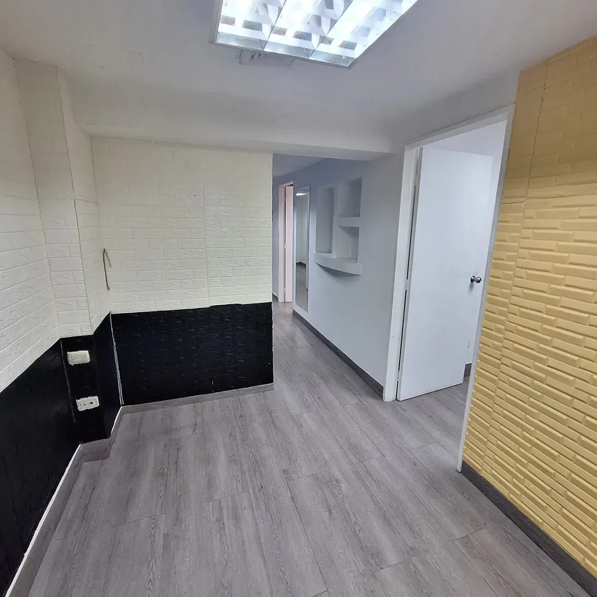 Alquilo Oficina En Las Mercedes, Calle Paris, 40mts2.