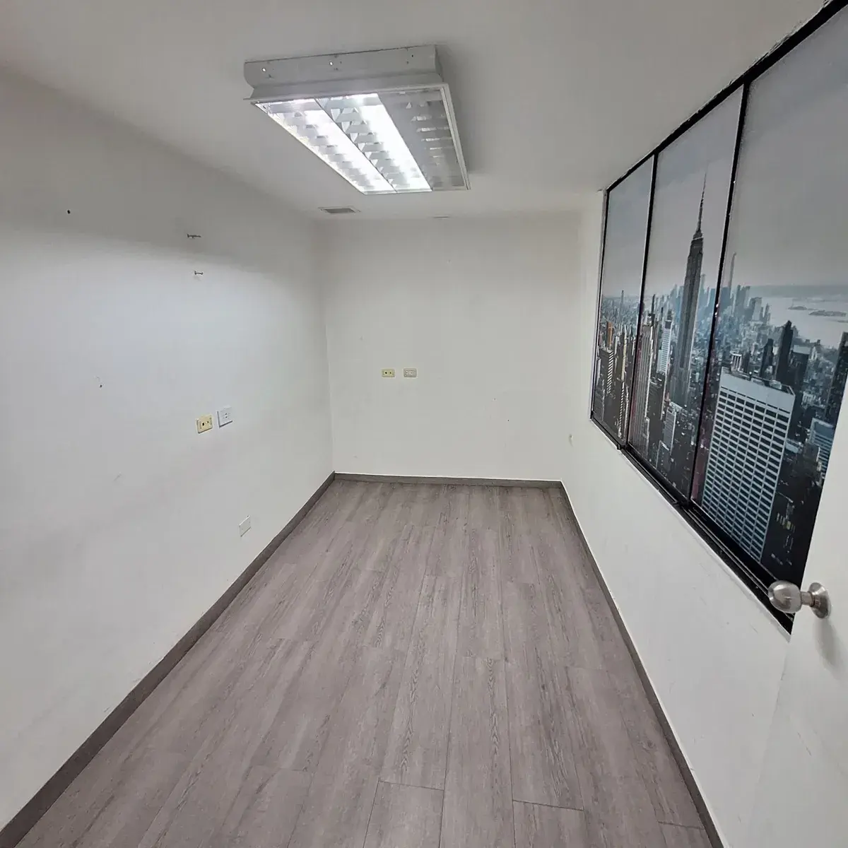 Alquilo Oficina En Las Mercedes, Calle Paris, 40mts2.