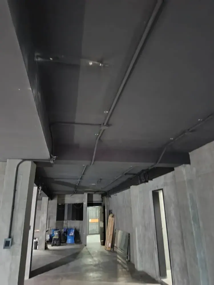 Alquilo Oficina Las Mercedes. 90 Mts2. Piso 1. Vitrina A La Calle