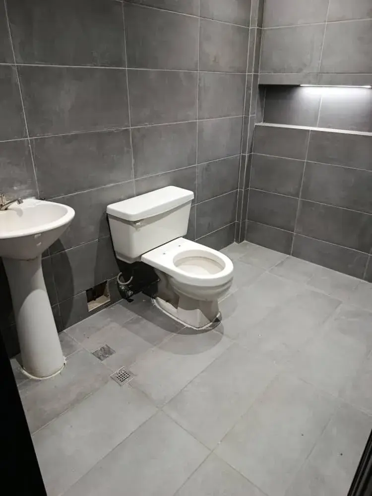 Alquilo Oficina Las Mercedes. 90 Mts2. Piso 1. Vitrina A La Calle