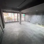 Alquilo Oficina Las Mercedes. 90 Mts2. Piso 1. Vitrina A La Calle