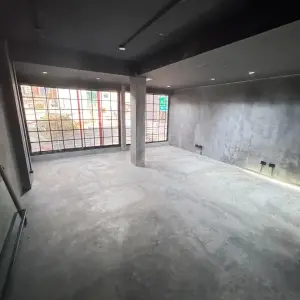 Alquilo Oficina Las Mercedes. 90 Mts2. Piso 1. Vitrina A La Calle