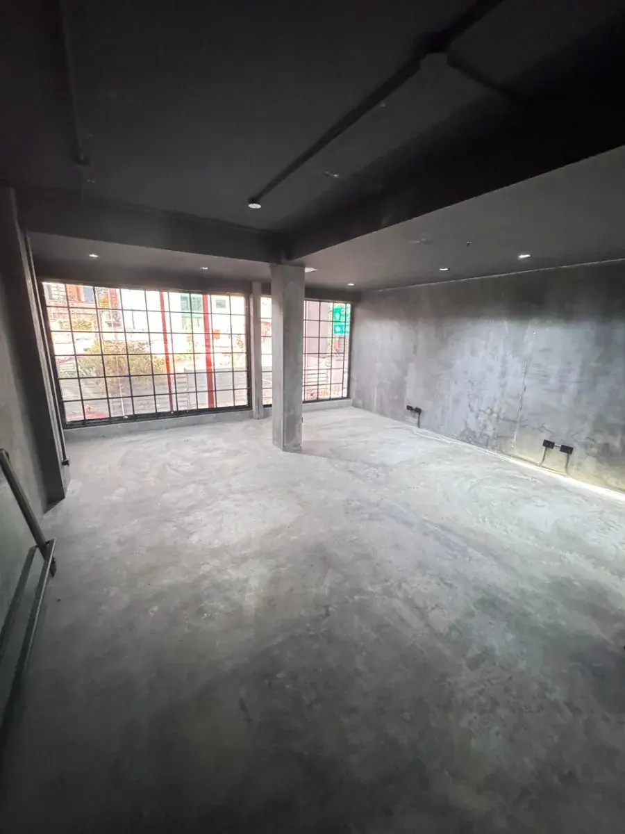 Alquilo oficina las mercedes. 90 mts2. piso 1. vitrina a la calle