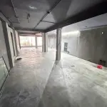 Alquilo Oficina Las Mercedes. 90 Mts2. Piso 1. Vitrina A La Calle