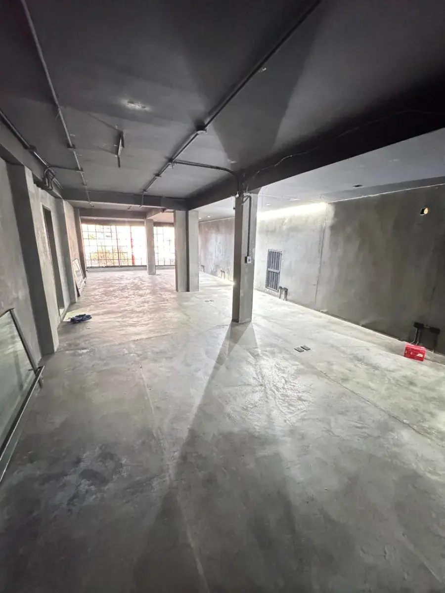 Alquilo Oficina Las Mercedes. 90 Mts2. Piso 1. Vitrina A La Calle