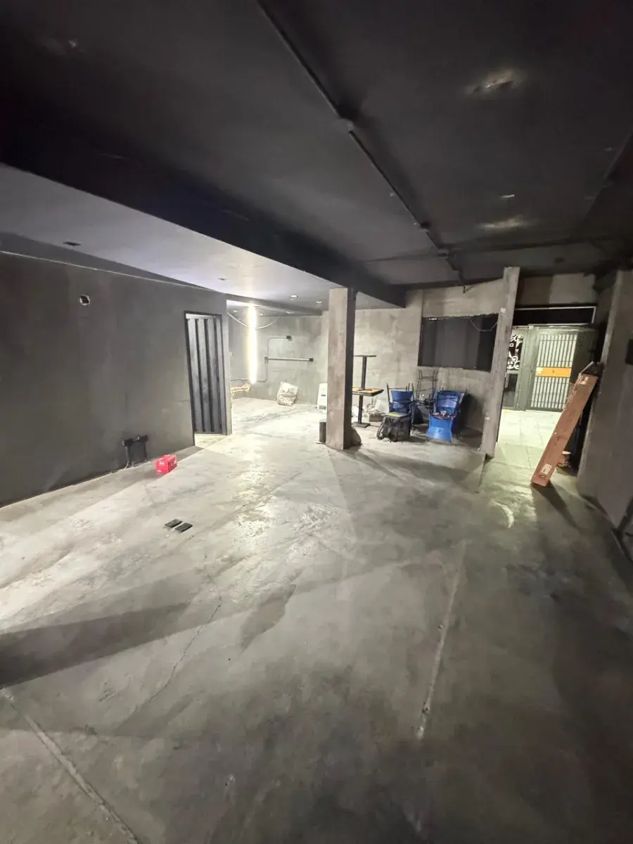 Alquilo Oficina Las Mercedes. 90 Mts2. Piso 1. Vitrina A La Calle