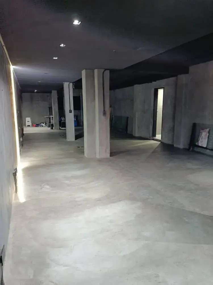 Alquilo Oficina Las Mercedes. 90 Mts2. Piso 1. Vitrina A La Calle