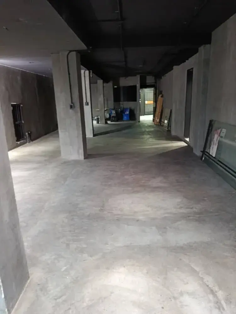 Alquilo Oficina Las Mercedes. 90 Mts2. Piso 1. Vitrina A La Calle