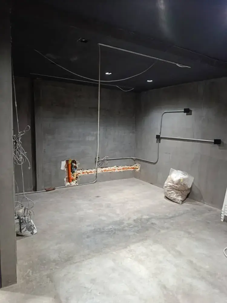 Alquilo Oficina Las Mercedes. 90 Mts2. Piso 1. Vitrina A La Calle