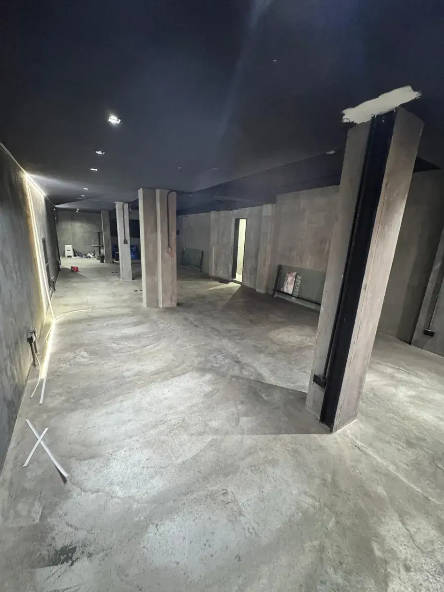 Alquilo Oficina Las Mercedes. 90 Mts2. Piso 1. Vitrina A La Calle