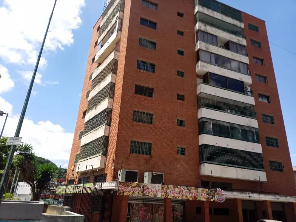 Alquilo oficina los dos caminos. 81 mts2