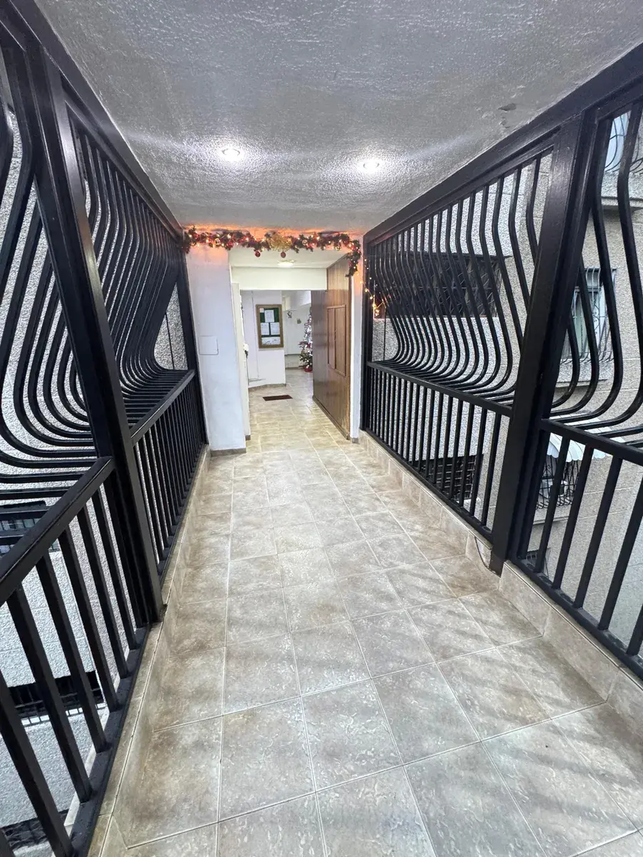 Vendo Excelente Apt En Colinas De Bello Monte, 85mts2. Buena Distribucion, Pisos De Porcelanato, Excelente Ubicacion