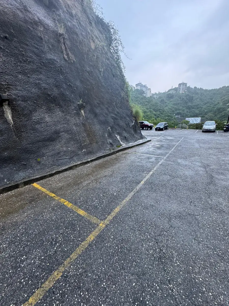 Vendo Excelente Apt En Colinas De Bello Monte, 85mts2. Buena Distribucion, Pisos De Porcelanato, Excelente Ubicacion