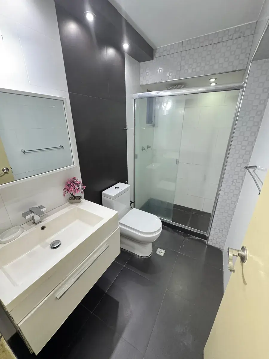 Vendo Excelente Apt En Colinas De Bello Monte, 85mts2. Buena Distribucion, Pisos De Porcelanato, Excelente Ubicacion