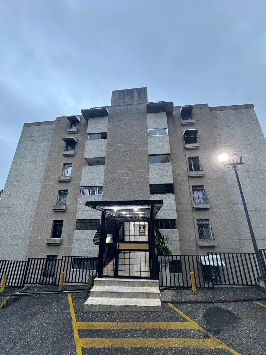 Vendo excelente apt en colinas de bello monte, 85mts2. buena distribucion, pisos de porcelanato, excelente ubicacion