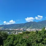 Vendo Quinta En Colinas De Los Chaguaramos. Anexo Con Entrada Independiente. 300 Mts2. Terraza. Vista Al Avila