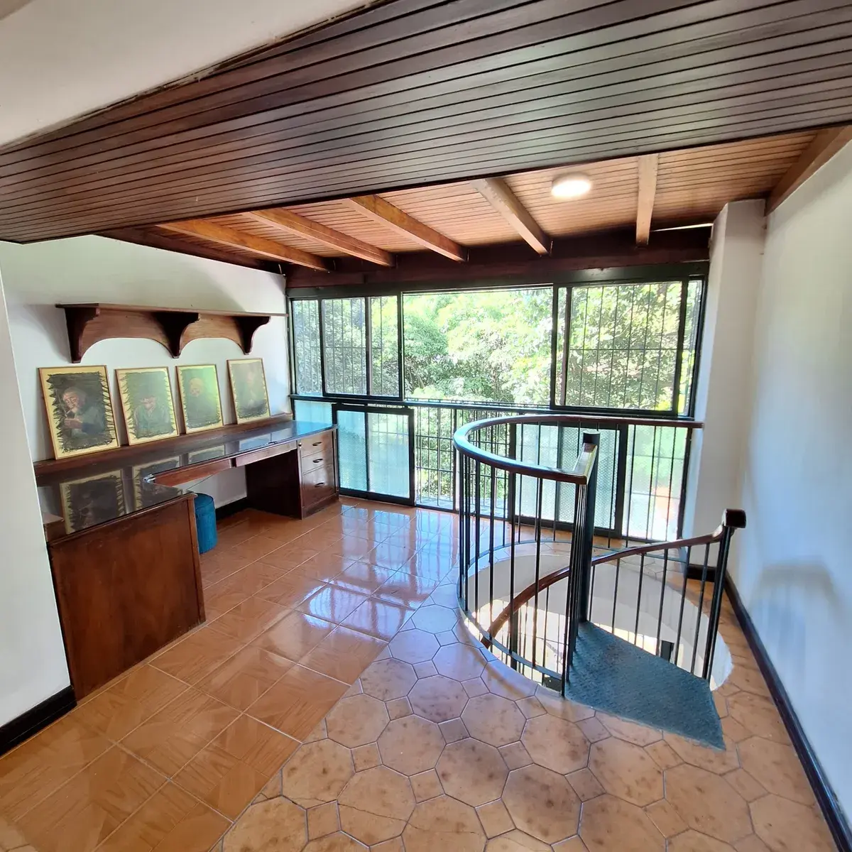 Vendo Quinta En Colinas De Los Chaguaramos. Anexo Con Entrada Independiente. 300 Mts2. Terraza. Vista Al Avila