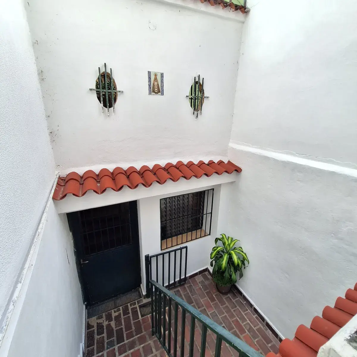 Vendo Quinta En Colinas De Los Chaguaramos. Anexo Con Entrada Independiente. 300 Mts2. Terraza. Vista Al Avila