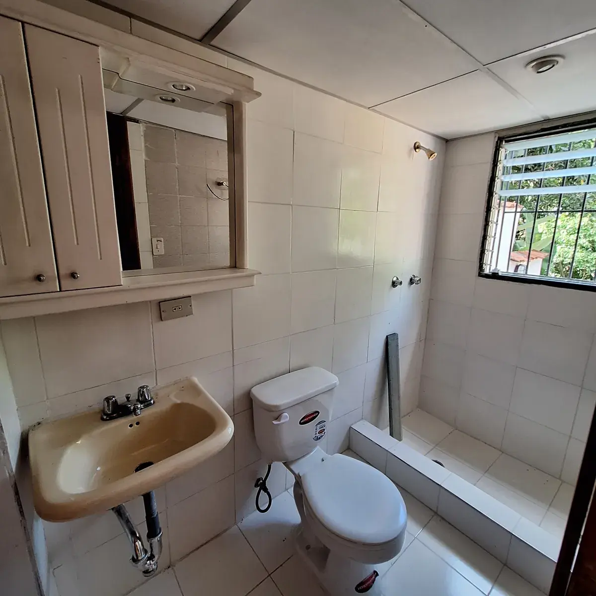 Vendo Quinta En Colinas De Los Chaguaramos. Anexo Con Entrada Independiente. 300 Mts2. Terraza. Vista Al Avila