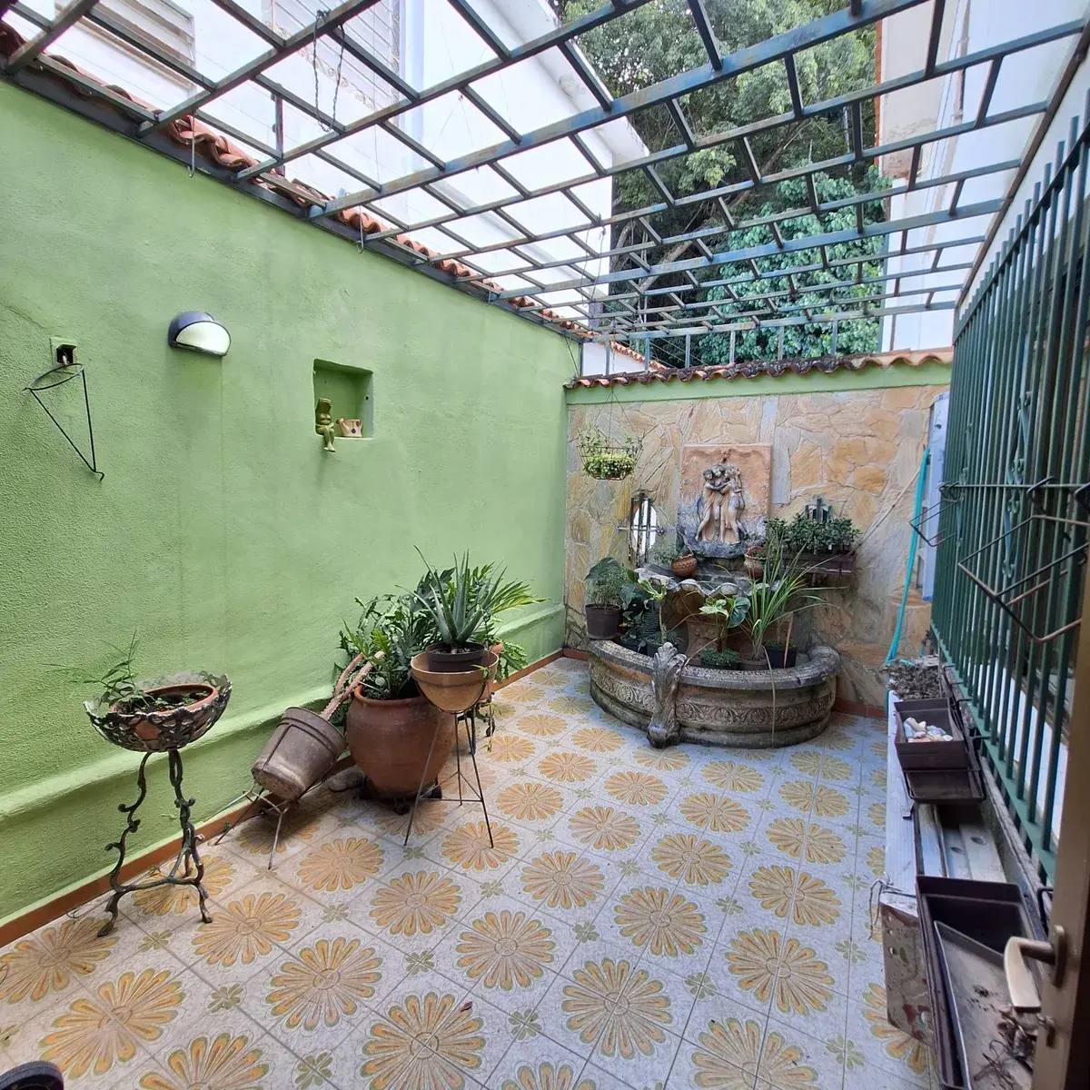 Vendo Quinta En Colinas De Los Chaguaramos. Anexo Con Entrada Independiente. 300 Mts2. Terraza. Vista Al Avila