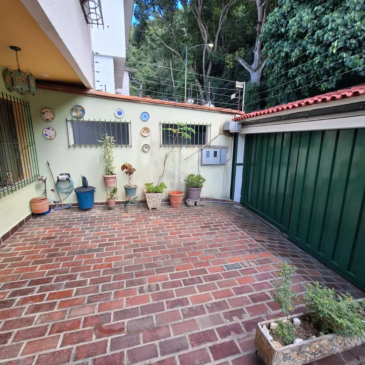 Vendo Quinta En Colinas De Los Chaguaramos. Anexo Con Entrada Independiente. 300 Mts2. Terraza. Vista Al Avila