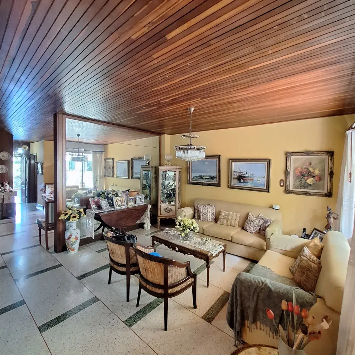 Vendo Quinta En Colinas De Los Chaguaramos. Anexo Con Entrada Independiente. 300 Mts2. Terraza. Vista Al Avila