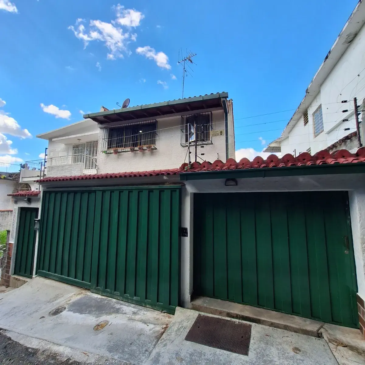 Vendo quinta en colinas de los chaguaramos. anexo con entrada independiente. 300 mts2. terraza. vista al avila