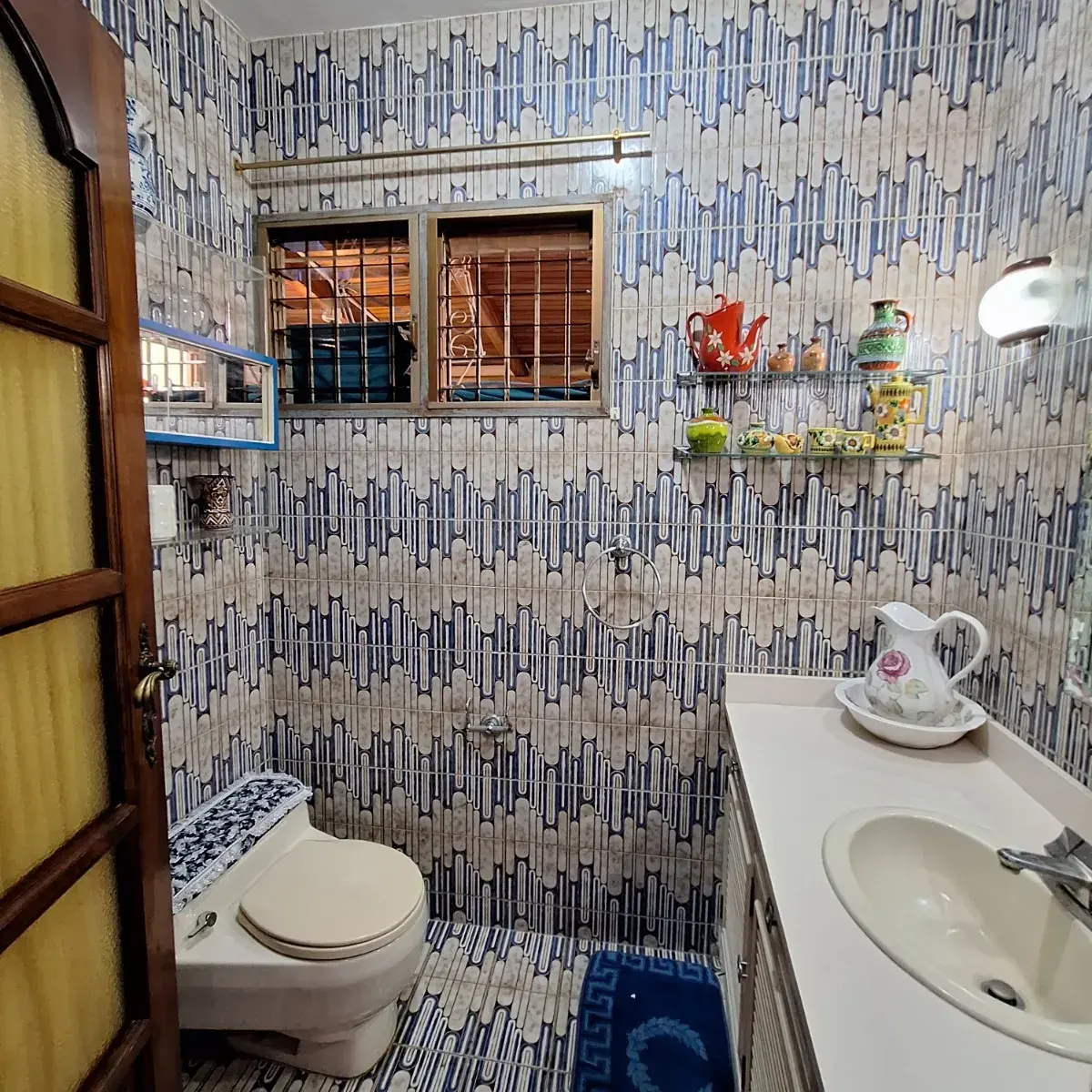 Vendo Quinta En Colinas De Los Chaguaramos. Anexo Con Entrada Independiente. 300 Mts2. Terraza. Vista Al Avila