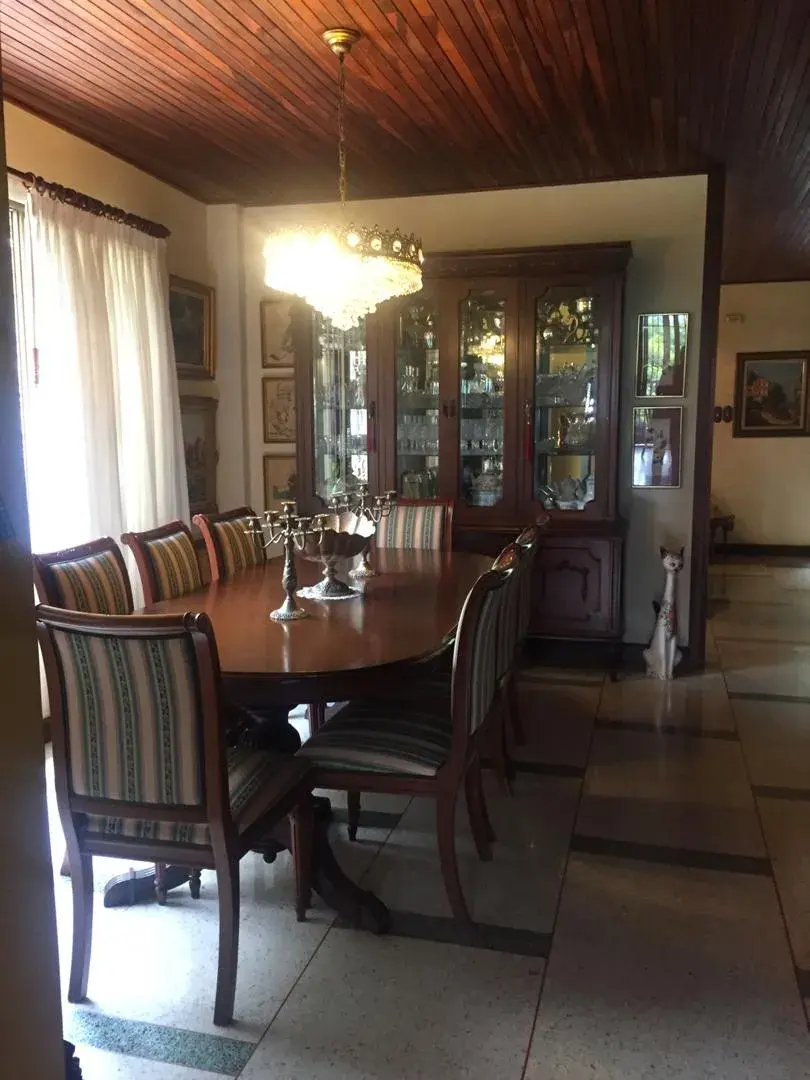 Vendo Quinta En Colinas De Los Chaguaramos. Anexo Con Entrada Independiente. 300 Mts2. Terraza. Vista Al Avila