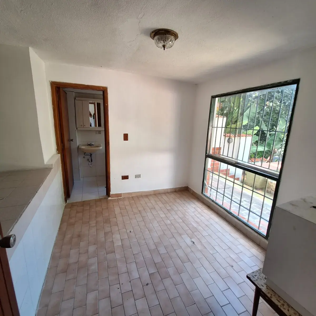Vendo Quinta En Colinas De Los Chaguaramos. Anexo Con Entrada Independiente. 300 Mts2. Terraza. Vista Al Avila