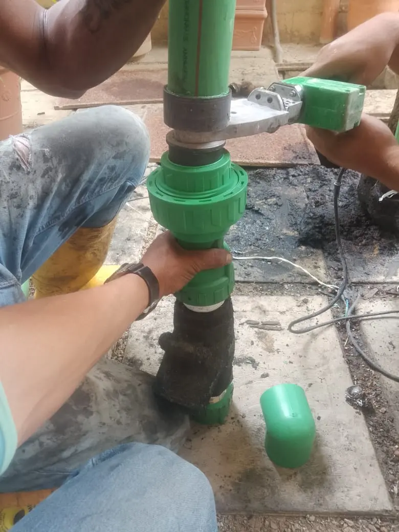 Reparaciones e instalaciones de tuberías y comitivas
