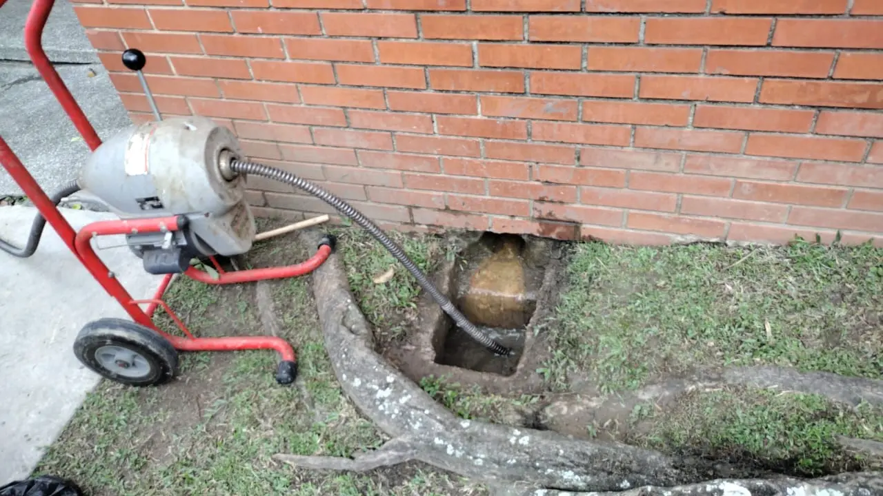 Destapado de drenajes con guayas eléctricas