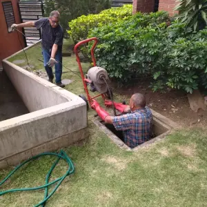 Destapado de drenajes con guayas eléctricas