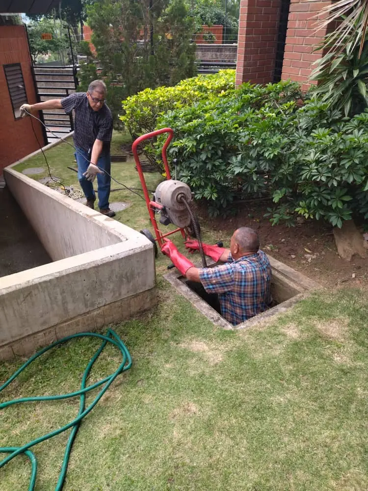Destapado de drenajes con guayas eléctricas
